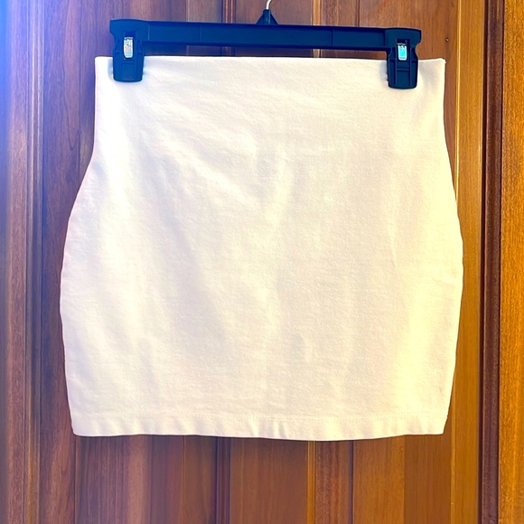 White Form Fitting Mini Skirt Designed By Windsor - Picture 1 of 7